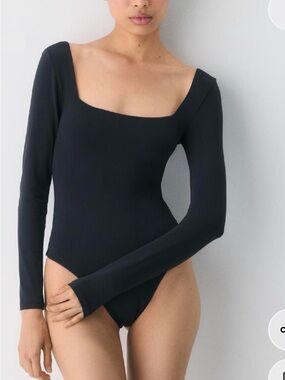 EUC Aritizia Babaton Original Contour Squareneck body suit Medium